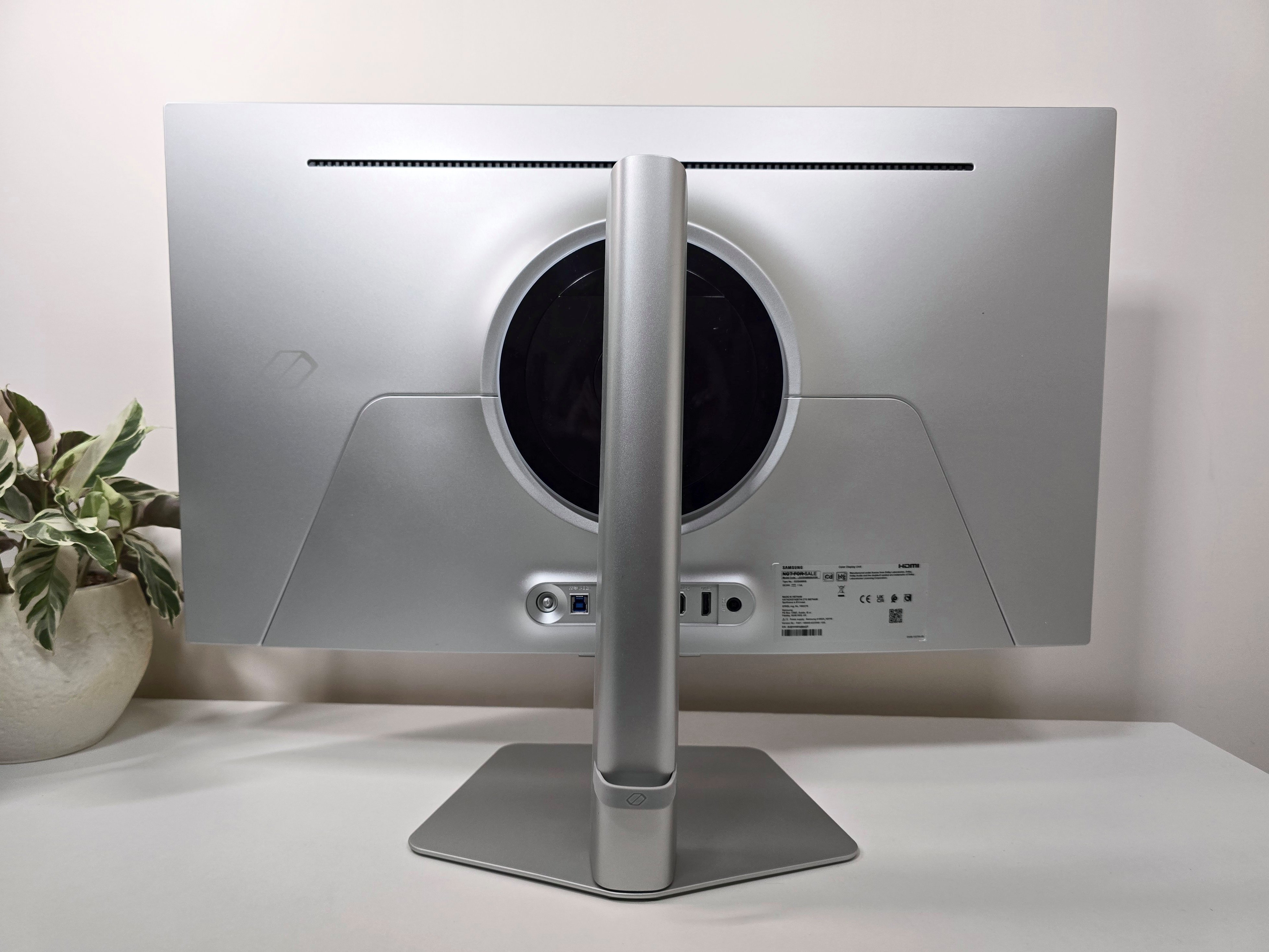 Le moniteur Odyssey Oled G8 vu de dos avec son pied ajustable et sa connectique. © Mathieu Legouge pour Clubic