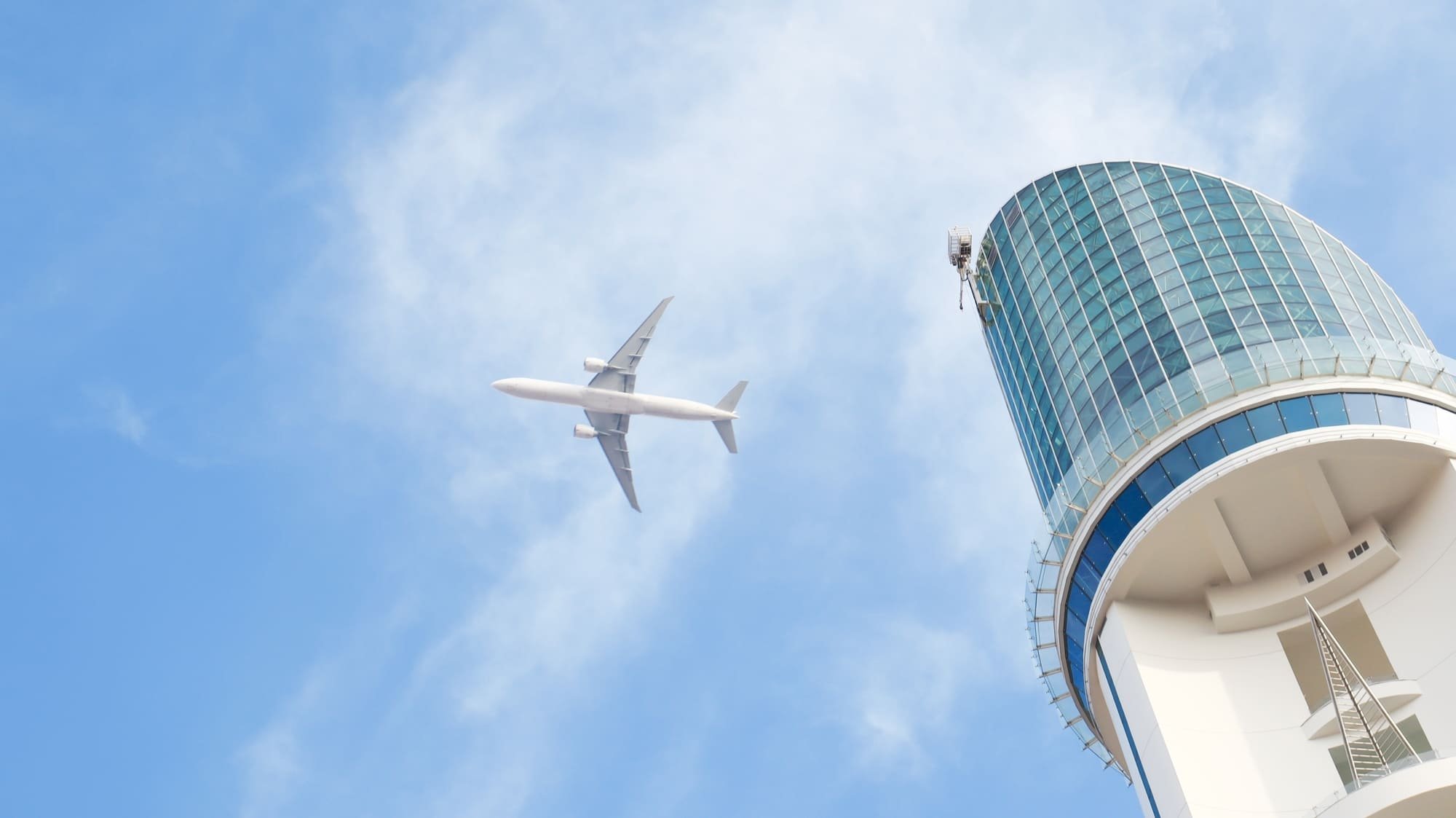 Une tour de contrôle dans un aéroport. ©Gergitek / Shutterstock
