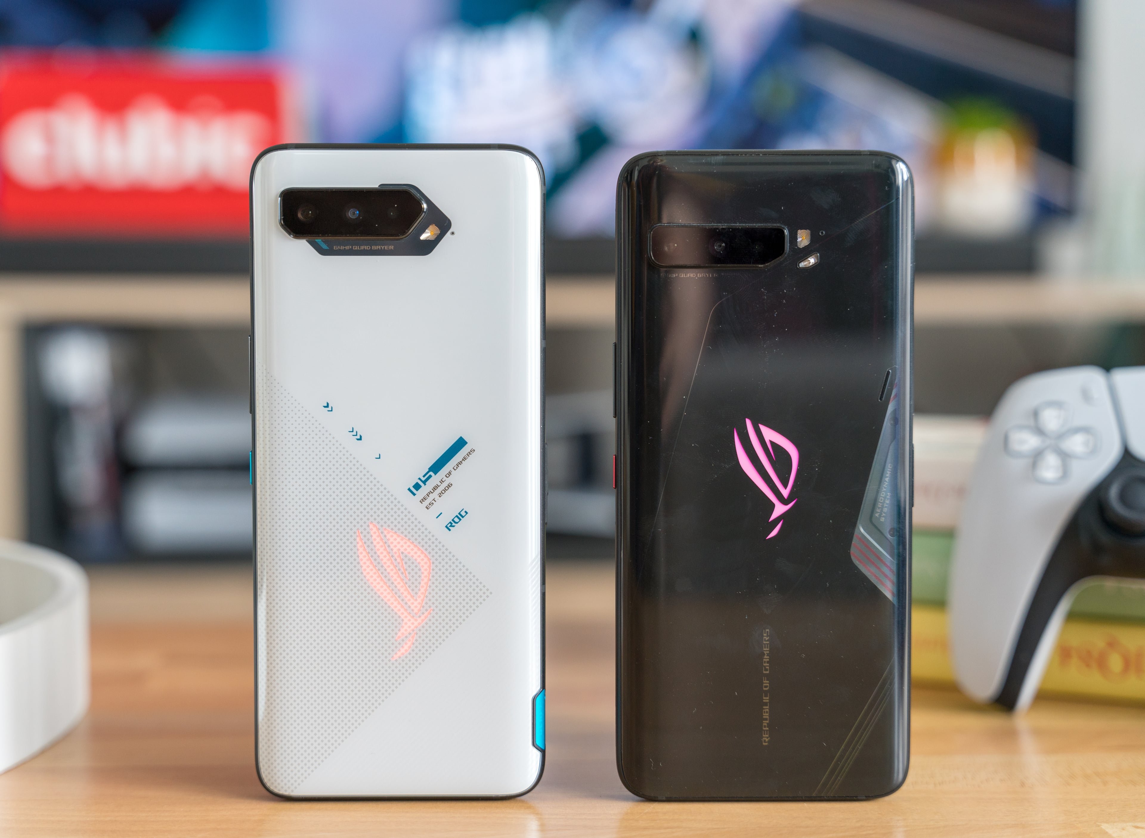 SK Hynix évoque ASUS comme faisant parti de ses clients pour le ROG PHone 5 (à gauche) // © Pierre Crochart pour Clubic