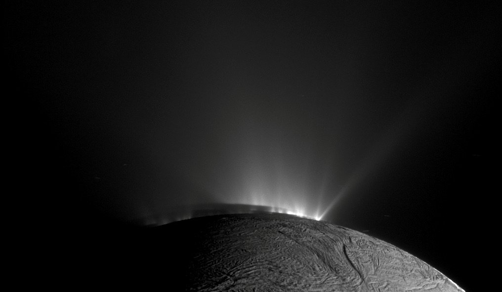  Les panaches d'Encelade en action, photographiés par Cassini en 2010. © NASA / JPL-Caltech/Space Science Institut