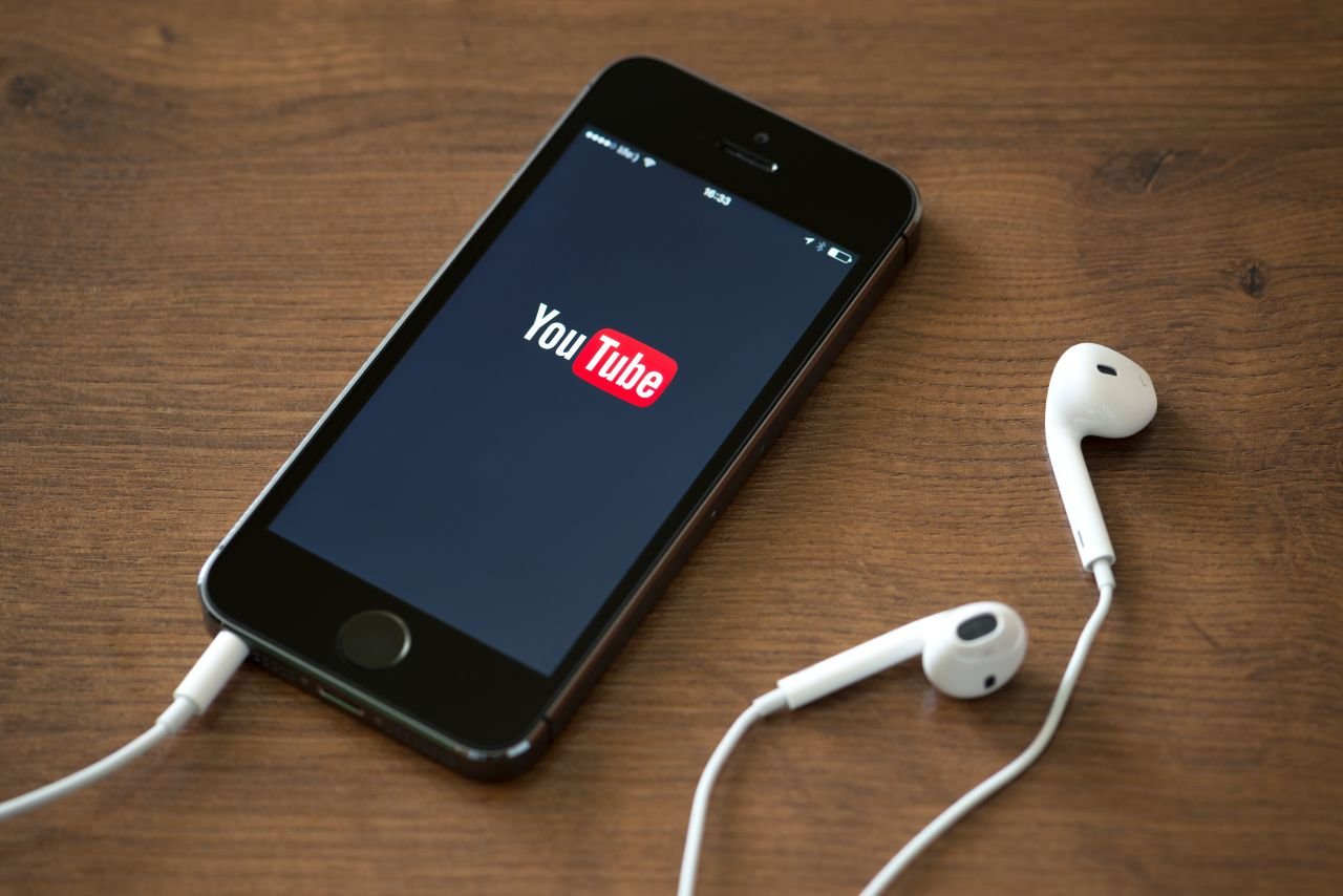 YouTube domine le secteur des podcasts. ©Antlii / Shutterstock