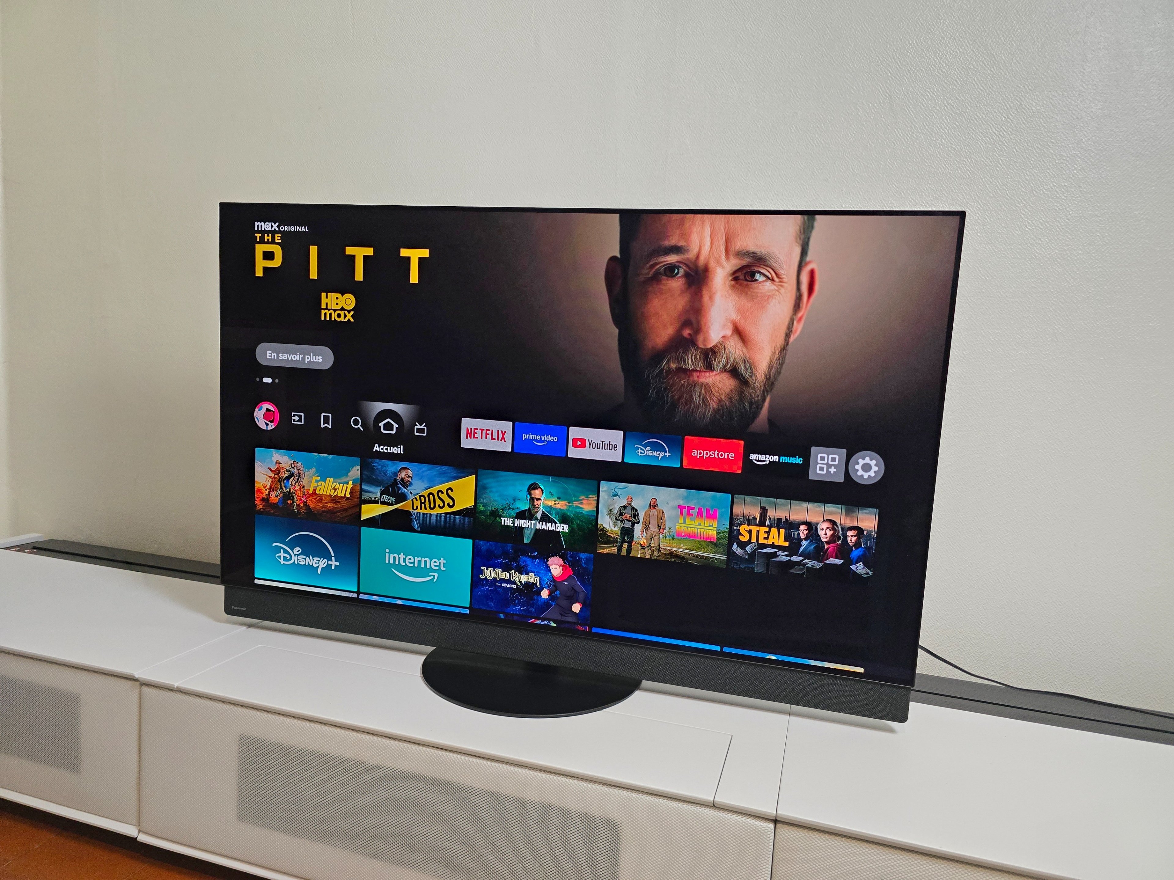 Le Panasonic Z95B adopte un design sobre et minimaliste, avec une dalle OLED aux bordures fines et un pied central rotatif. © Matthieu Legouge