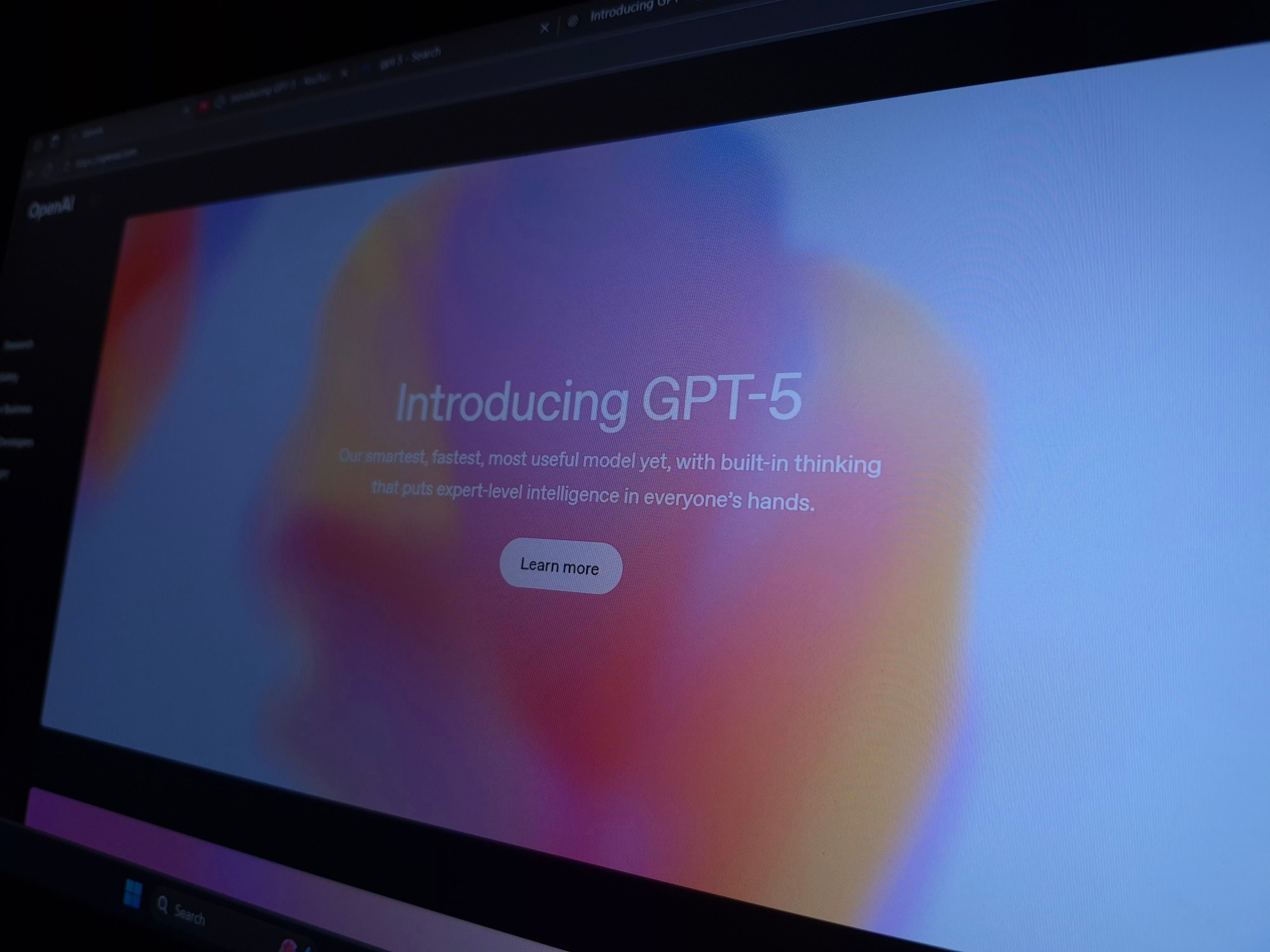 Le lancement de GPT-5 devait consacrer OpenAI comme leader incontesté de l'IA générative. © Shutterstock