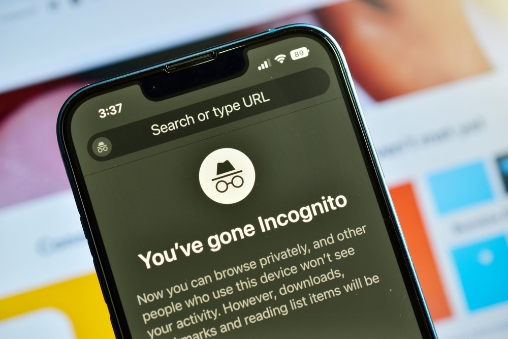 Le mode incognito empêche le navigateur d'enregistrer localement votre activité en ligne, mais il n'empêche pas les sites web ni les FAI de suivre votre parcours de navigation. © Funstock / Shutterstock