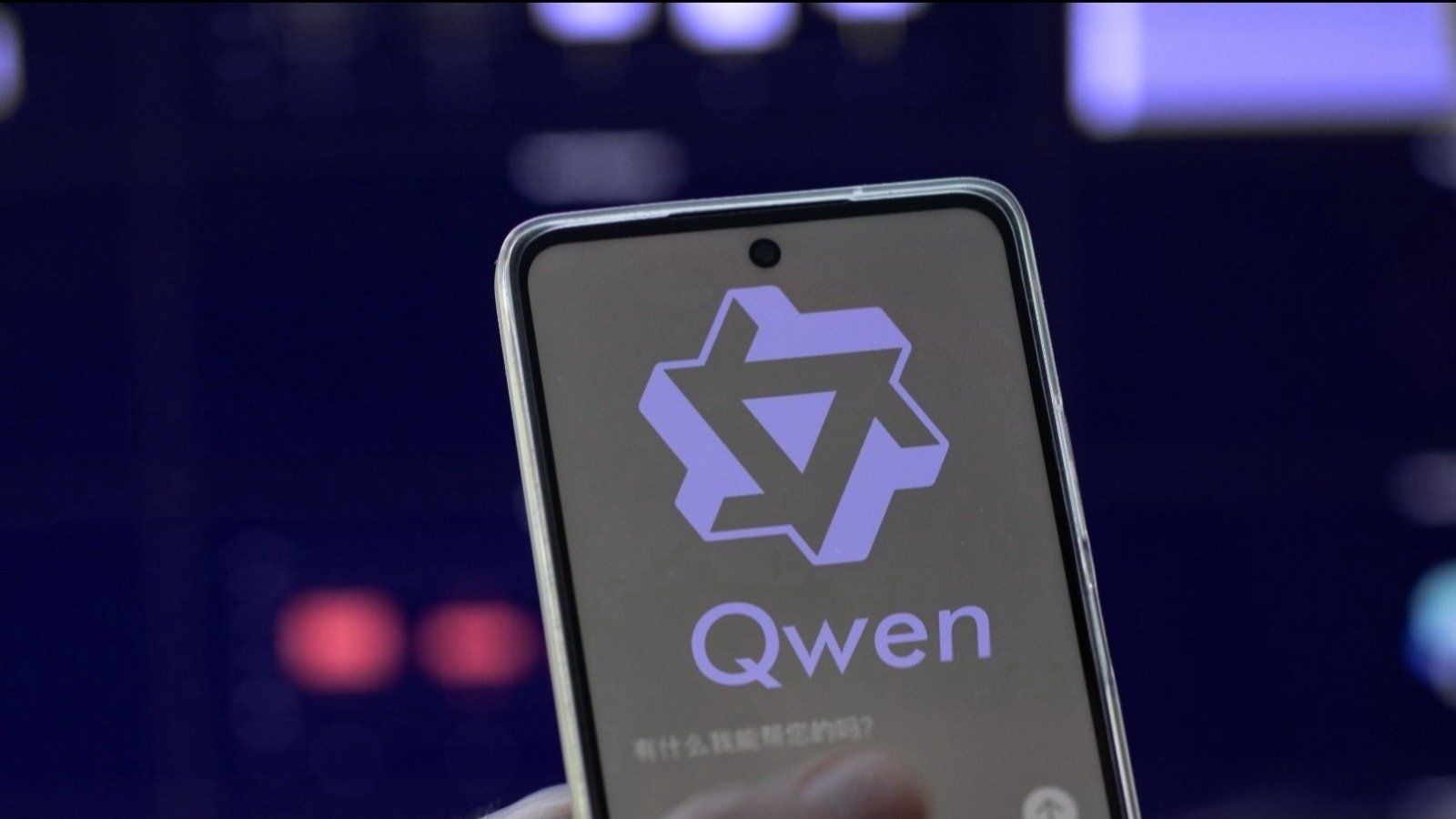 Qwen à Bercy, c'est fini. Plusieurs agents avaient signalé des réponses jugées orientées ou biaisées sur des sujets concernant la Chine  - ©Norbert Maurice / Shutterstock