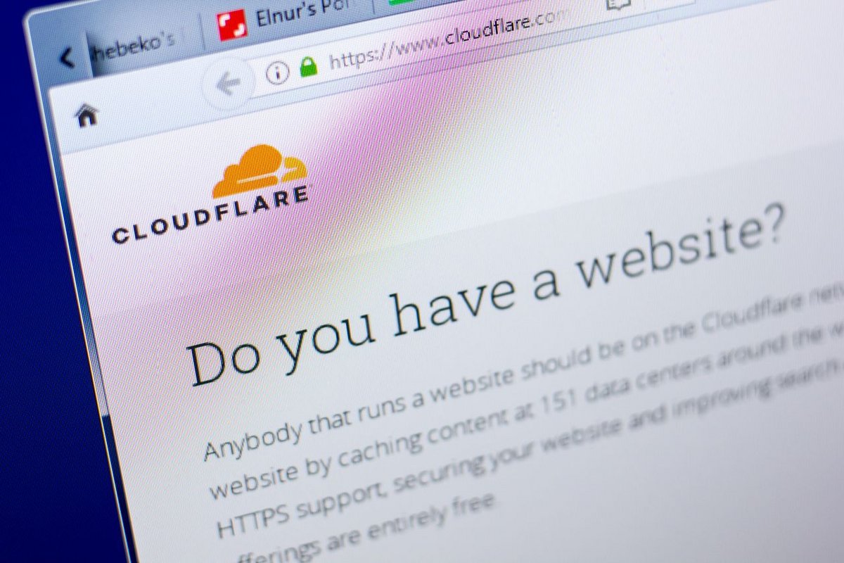 Des trous dans la raquette pour Cloudflare © Sharaf Maksumov / Shutterstock