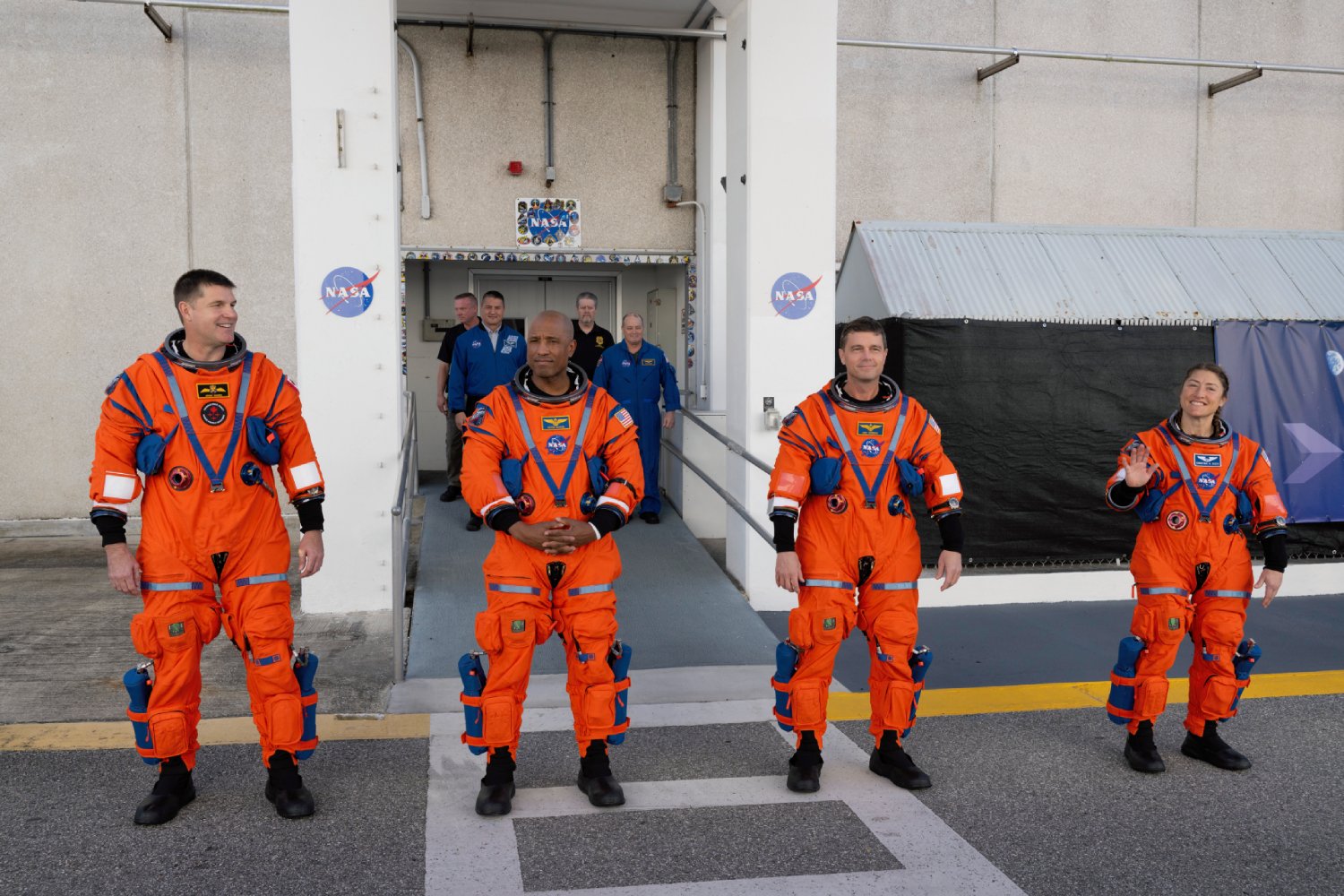 De gauche à droite, les astronautes Jeremy Hansen, Victor Glover, Reid Wiseman et Christina Koch. ©NASA/Jim Ross