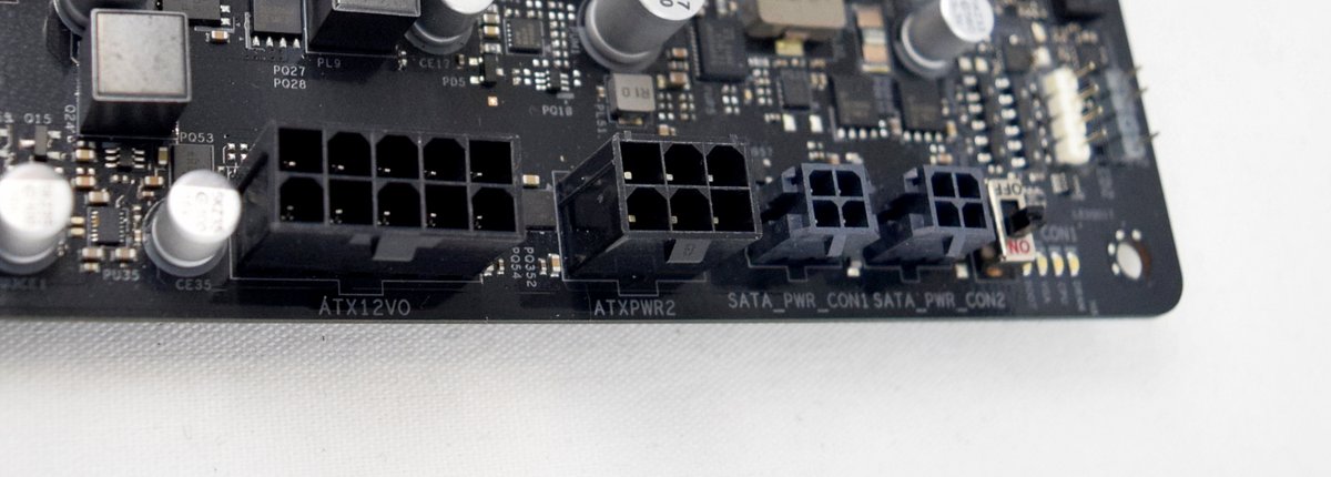 Le connecteur ATX12VO d'une carte mère ASRock Z490 © VideoCardz