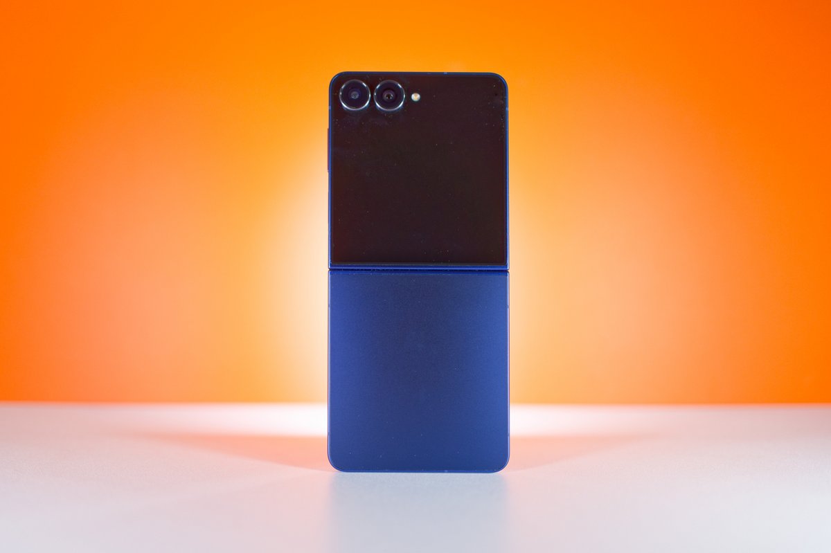 Le Galaxy Z Flip 7 est plus large que son prédécesseur, ce qui le rend plus agréable à prendre en main  © Marc Mitrani pour Clubic