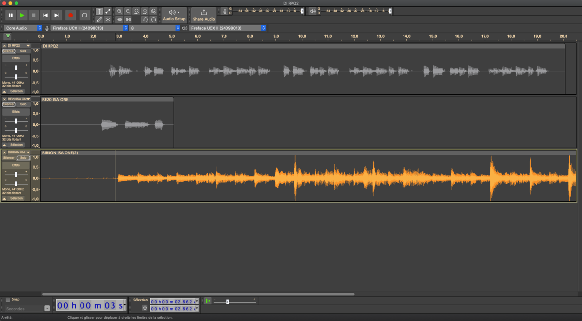 Montage Audacity de pistes audio distinctes avec visualisation dynamique pour le mixage.