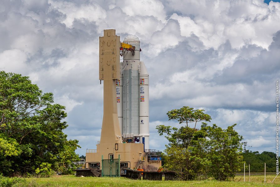 C'est aussi la dernière fois qu'on voit rouler un lanceur avant longtemps en Europe, les autres (Vega et Ariane 6) restent sous leur portique jusqu'au moment du lancement. Crédits ESA/CNES/arianespace/CSG/S.Martin