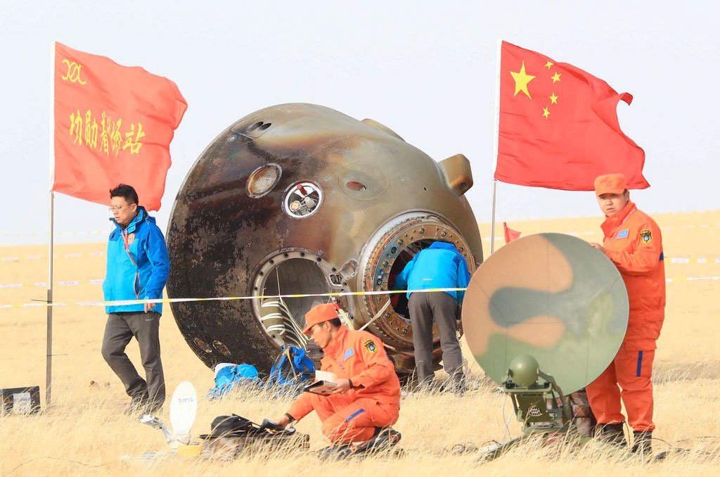 La capsule Shenzhou, après son traditionnel atterrissage en Mongolie intérieure. Crédits CNSA/BACC