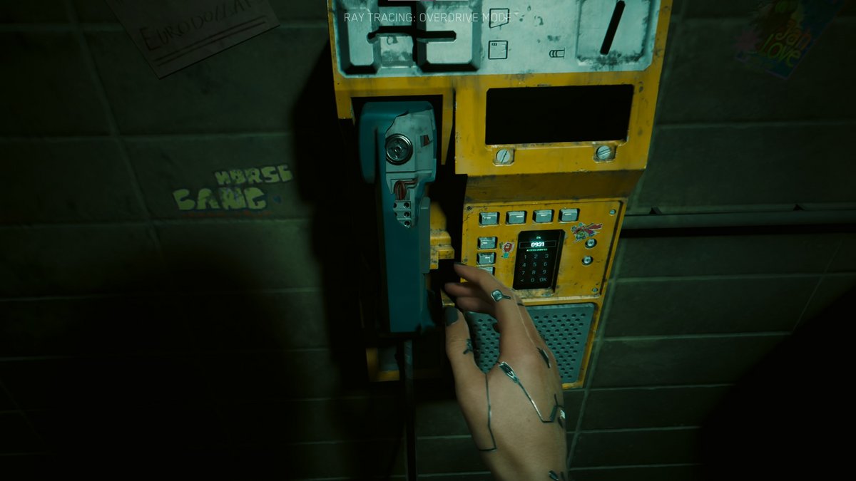 Même les espions de 2077 utilisent visiblement cette vieille combine © CD Projekt RED