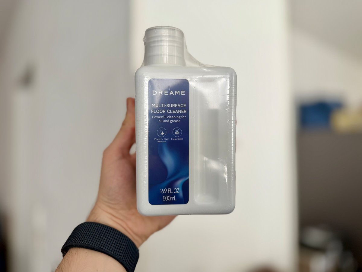 Un demi-litre de détergent fourni avec l'appareil © Mathieu Grumiaux pour Clubic