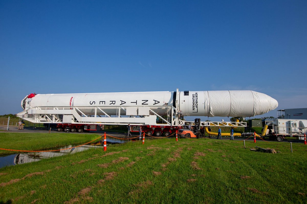 Antares, c'est écrit dessus... ici en route pour sa zone de lancement. Crédits NASA