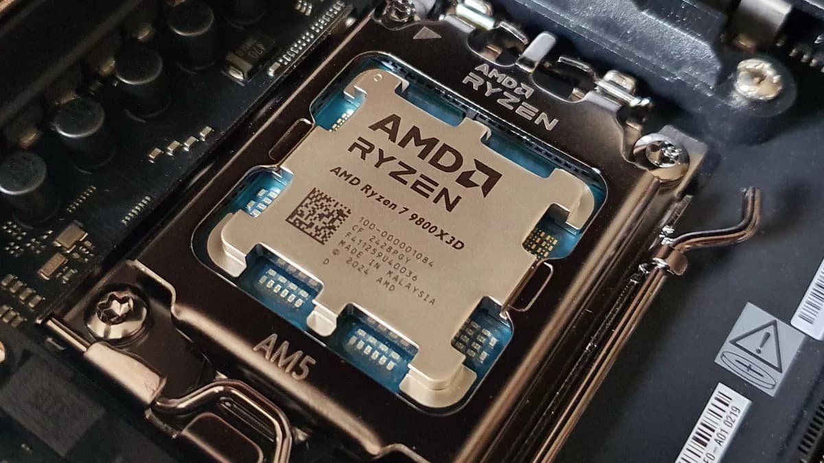 Photo du AMD Ryzen 7 9800X3D prise lors de notre test © Clubic