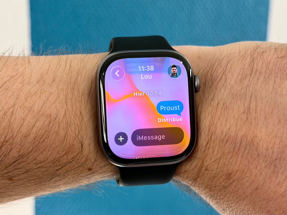 Les fonds d'écran dans Messages répondent présents sur Apple Watch ©Mathieu Grumiaux pour Clubic