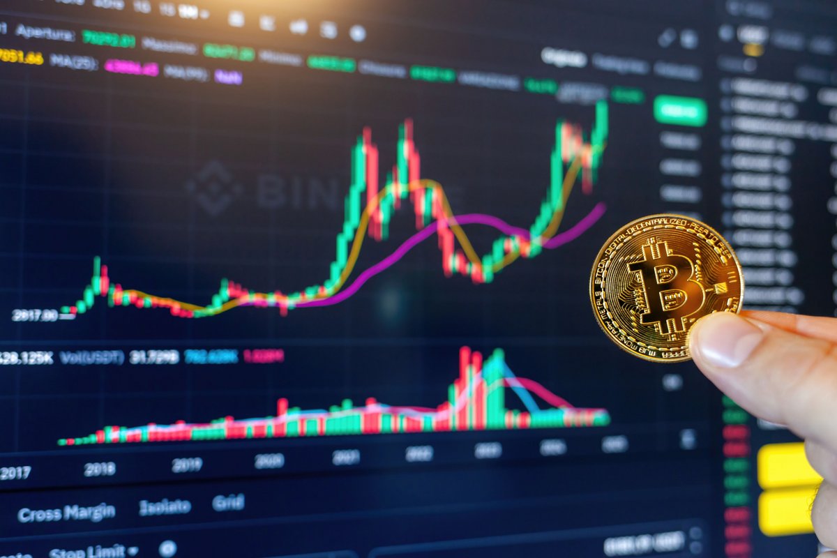 Une pièce estampillée Bitcoin devant une courbe des prix à la hausse © Shutterstock