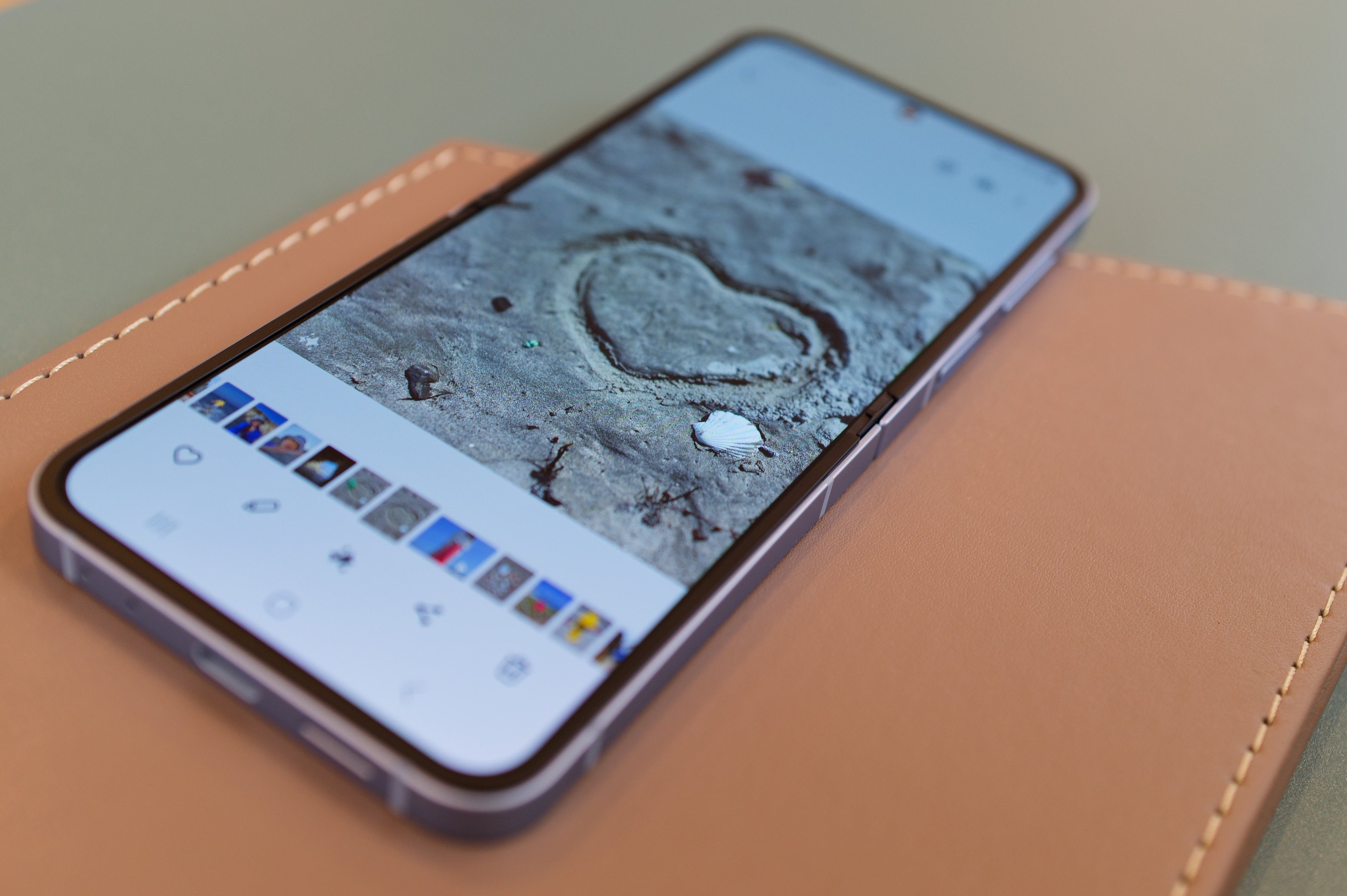 Le smartphone pliant, le Galaxy Z Flip6 © Marc Mitrani pour Clubic