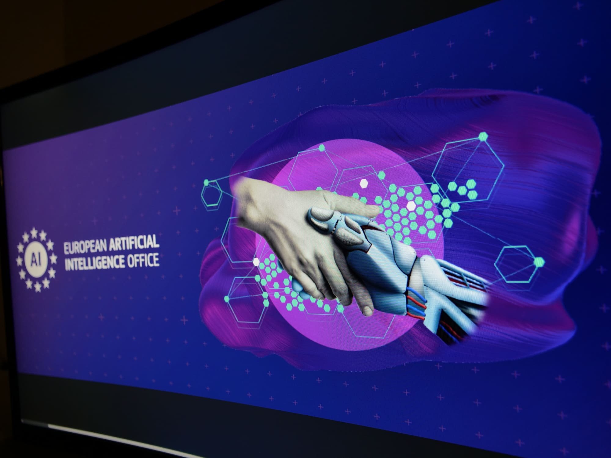 Les citoyens européens disposent désormais d'une plateforme de signalement des dérives de l'IA. © Alexandre Boero / Clubic