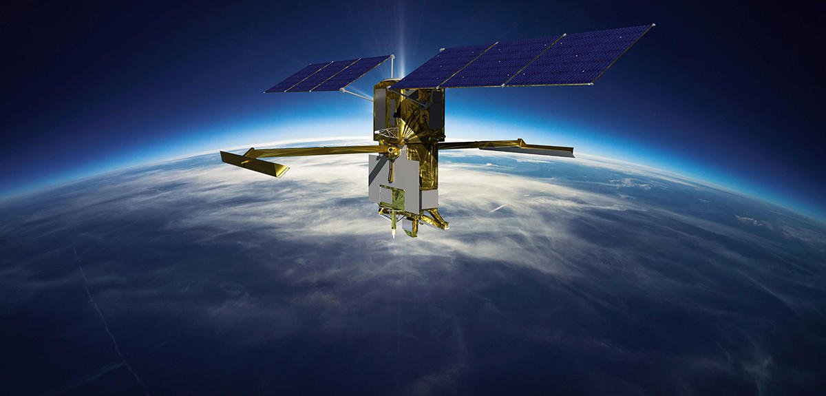 Vue d'artiste du satellite SWOT en orbite. Notez le grand mât central de 10 mètres de long qu'entourent les antennes de KaRIN. Crédits CNES