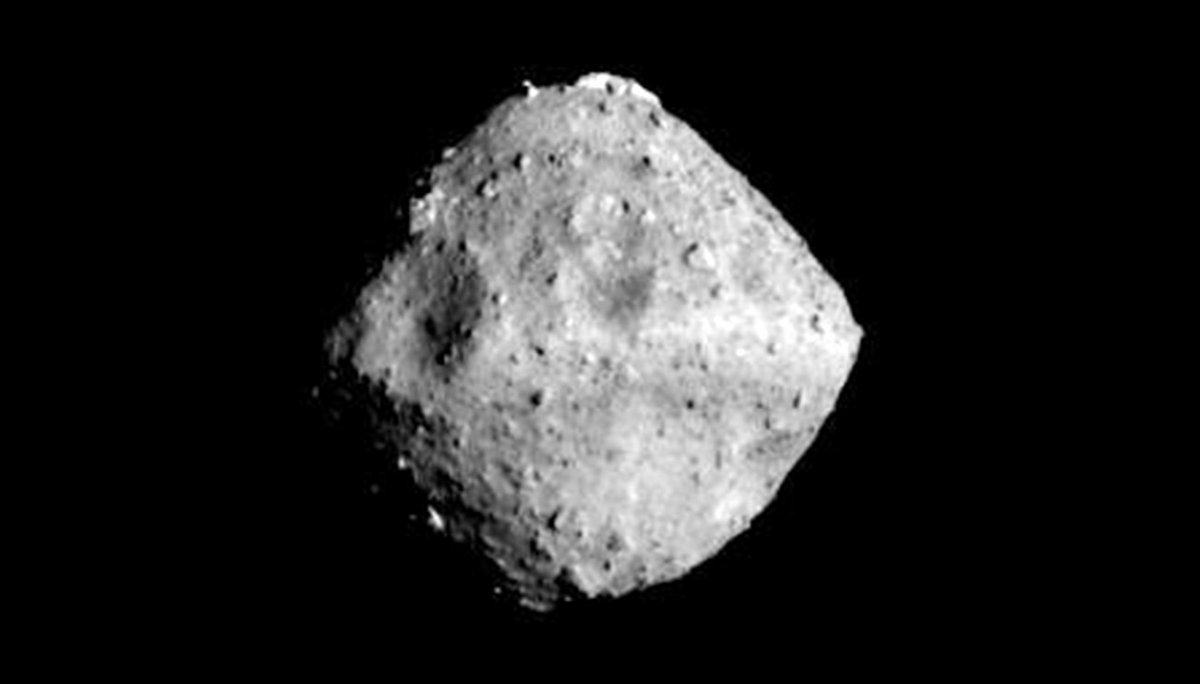 L'astéroïde Ryugu photographié à 20 km de distance par la sonde Hayabusa2. Crédits : JAXA
