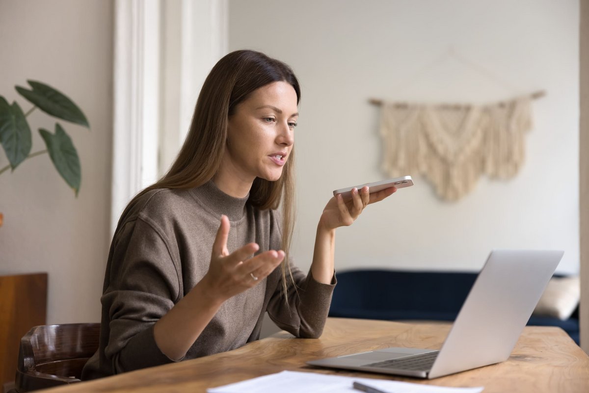 Les messages vocaux ont tendance à agacer de plus en plus les Français © fizkes / Shutterstock