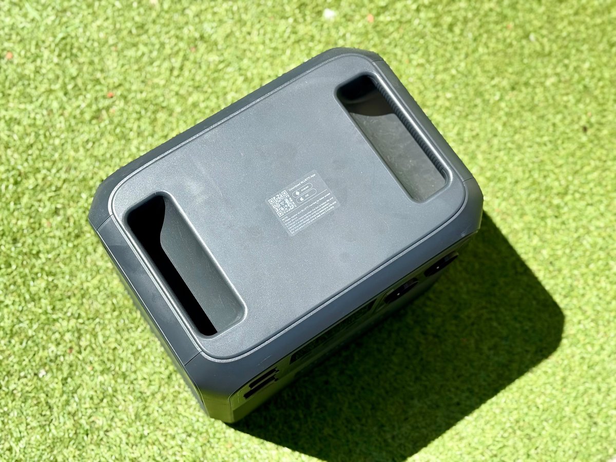 Une batterie compacte mais qui pèse son poids © Mathieu Grumiaux pour Clubic.com