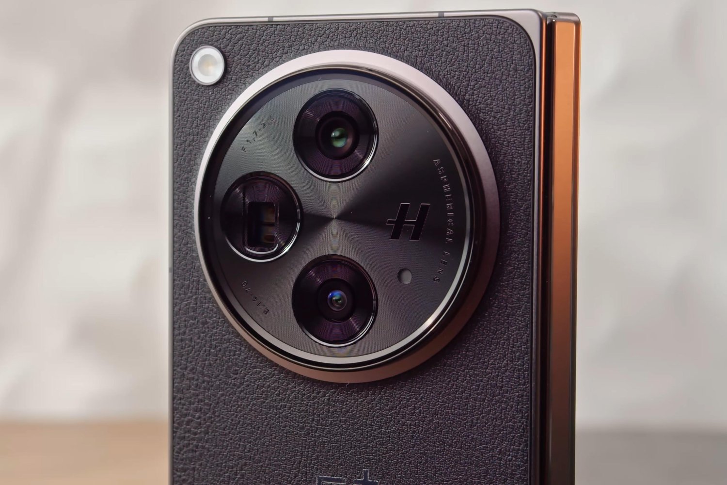 Le capteur photo d'un appareil OnePlus. ©Gabo_Arts / Shutterstock