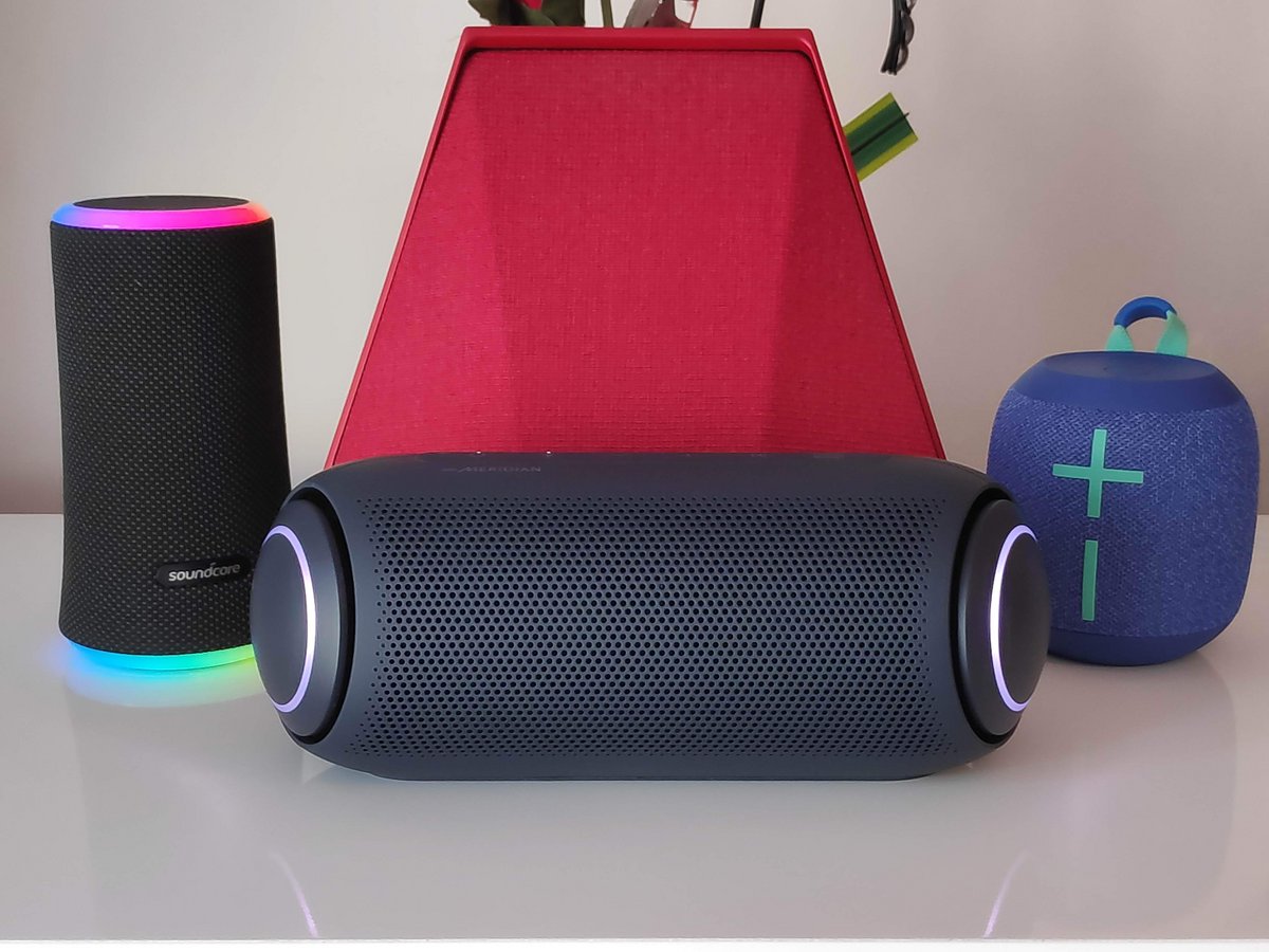 La XBOOM Go PL7 entourée de la Soundcore Flare 2, de la Dynaudio Music 1 et de la petite UE Wonderboom 2.