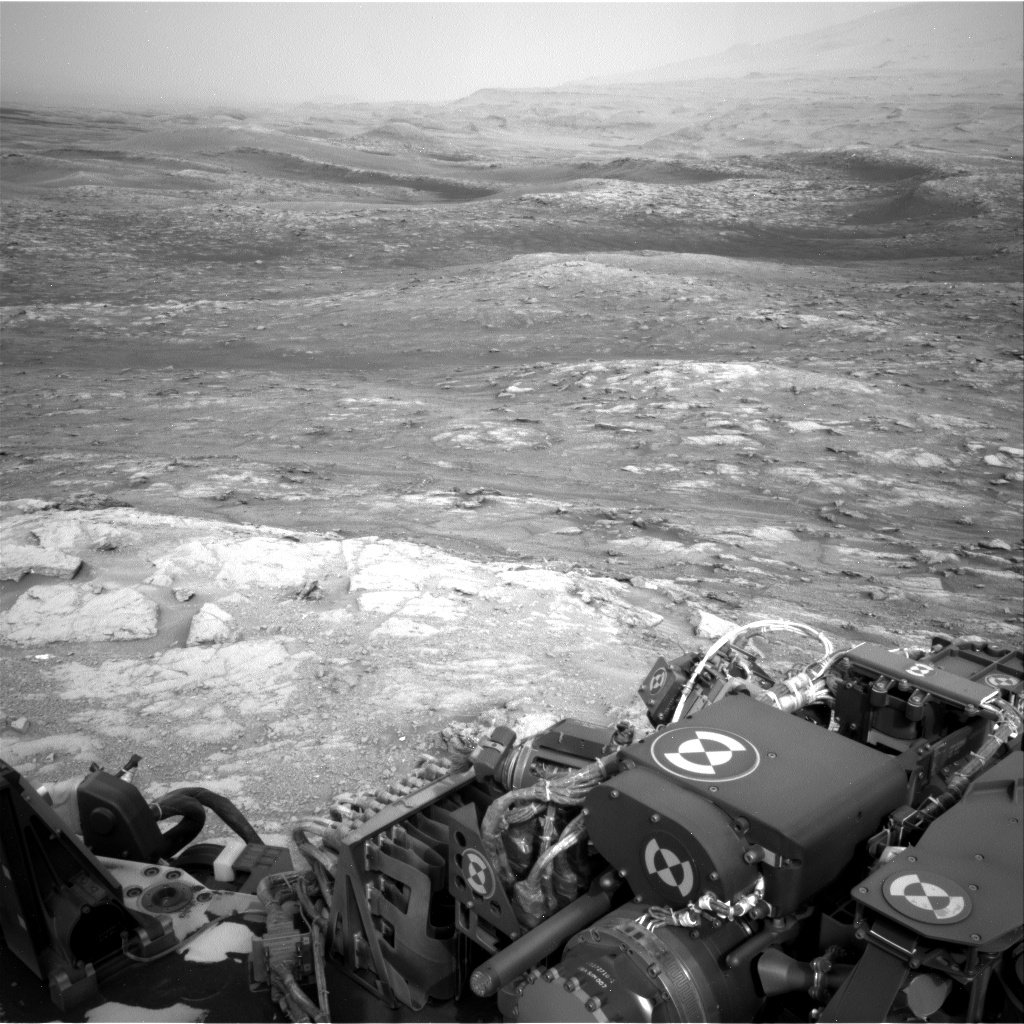 On devine dans ce grand paysage de vagues sableuse et de roches le Mont Sharp en fond (à droite). Crédits NASA/JPL-Caltech