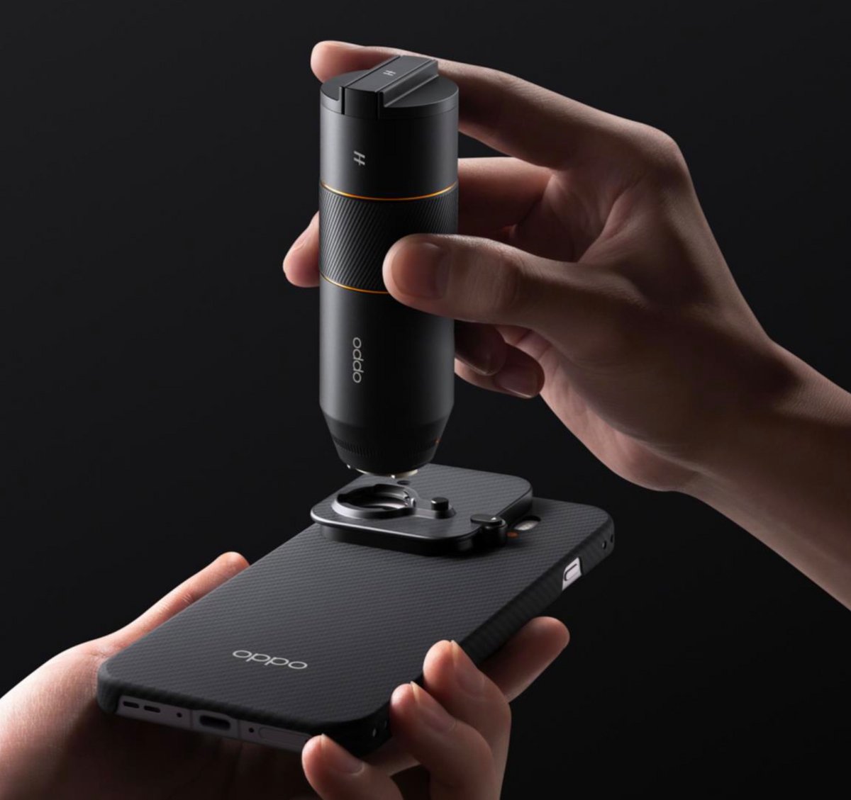 Le téléconvertisseur est fourni avec une coque de support et divers accessoires © OPPO