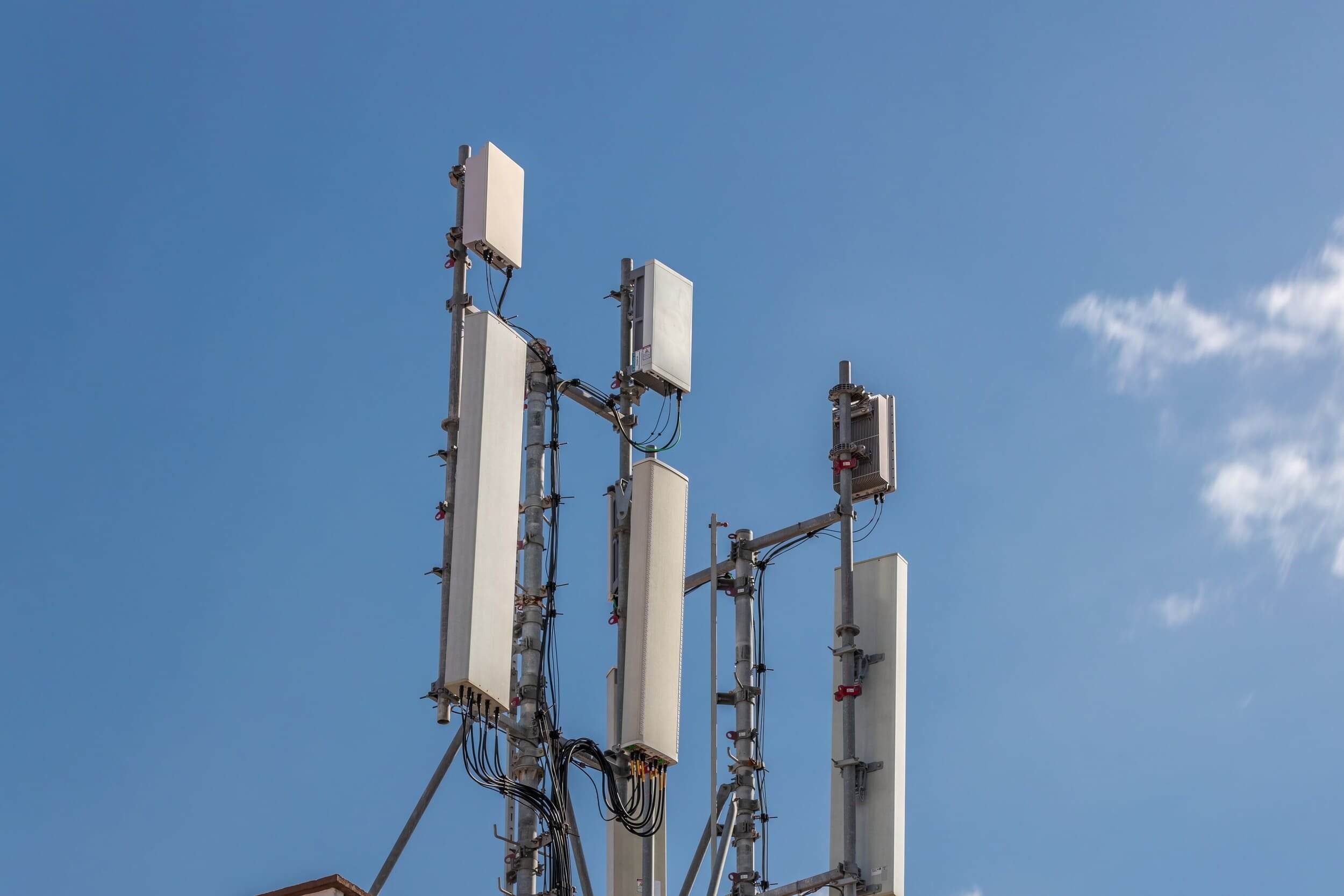 Le tribunal administratif de Pau suspend le refus d'une antenne 5G dans les Landes. © Kirill Neiezhmakov / Shutterstock