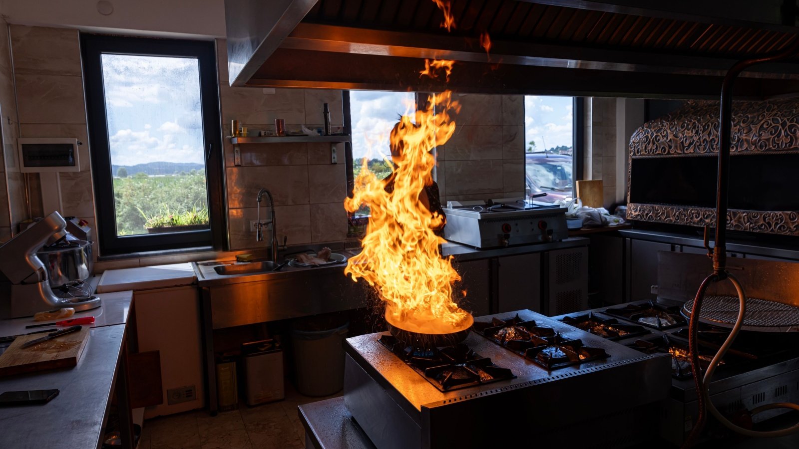 Sonic Fire Tech est capable d'éteindre des flammes dans un bac à distance par des ondes basse fréquence, sans contact ni résidu - ©Mehmet Cetin / Shutterstock