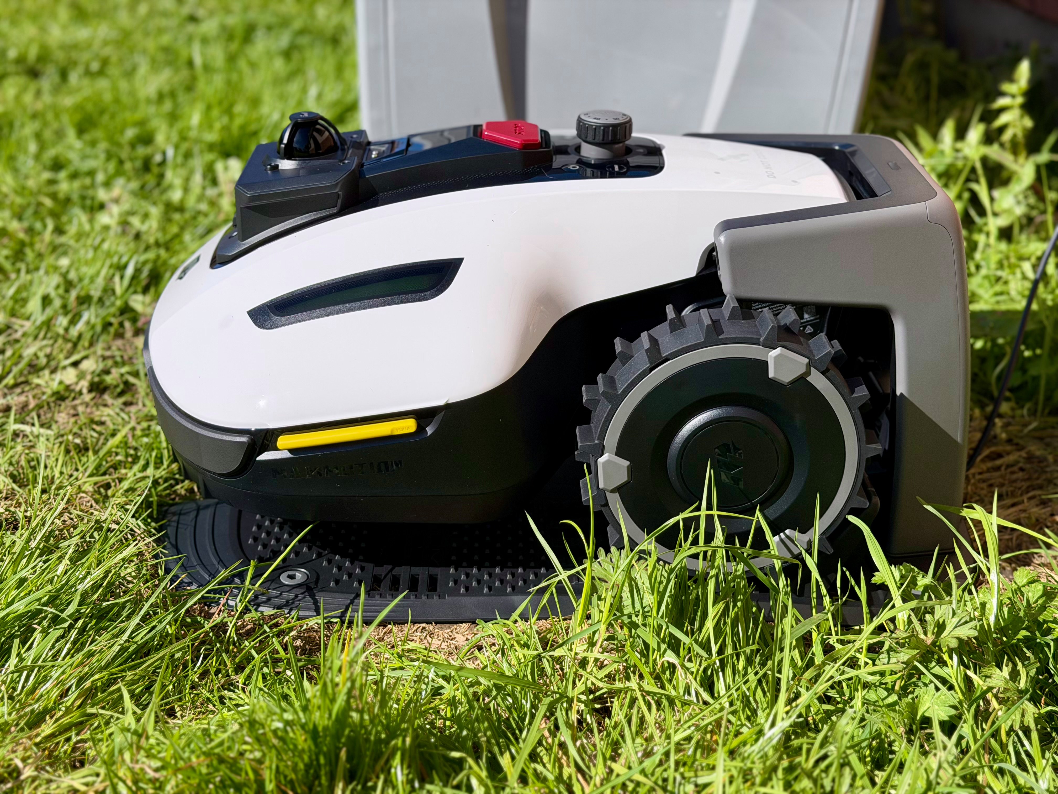 Votre robot tondeuse est prêt à partir le dimanche ? Attention avant de le mettre en marche ©Mathieu Grumiaux pour Clubic