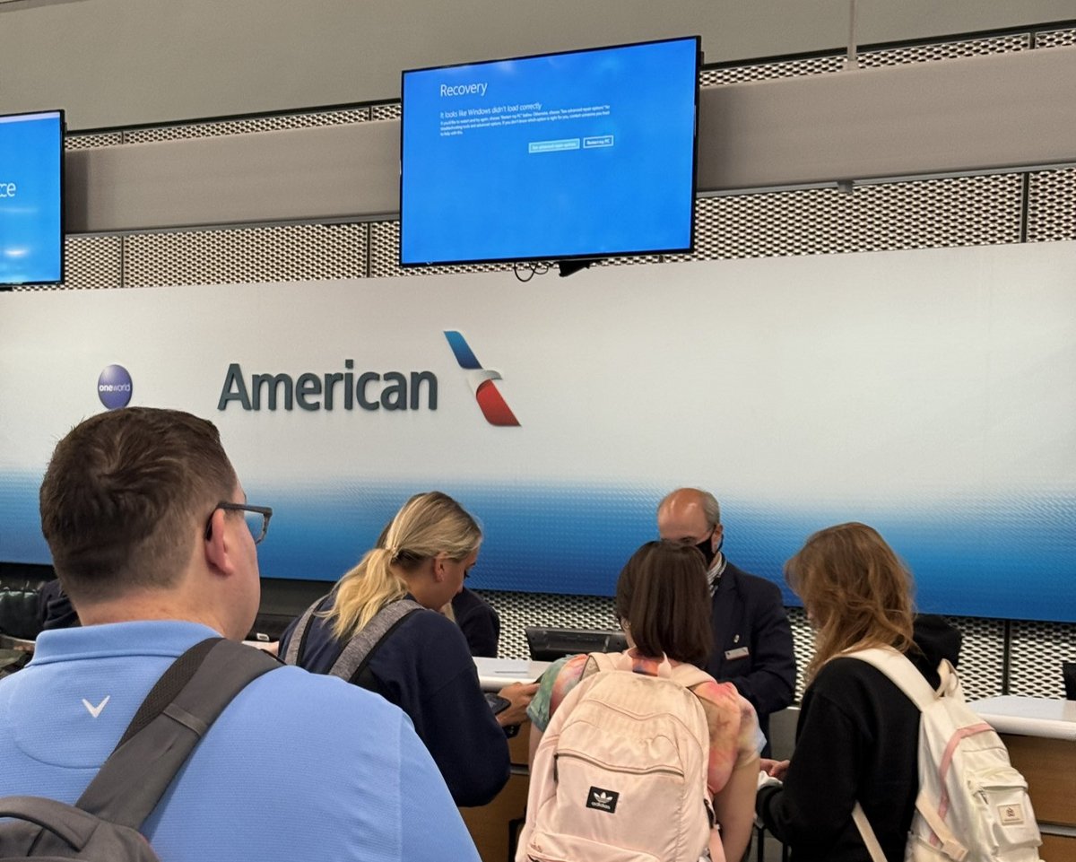 L'écran bleu au comptoir American Airlines de l'aéroport de Chicago © X.com @ElijahSchaffer