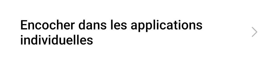 Cette option permet d’ajouter une bordure noire en haut de l’écran pour « masquer » le poinçon réservé à la caméra selfie. Avouez que la formulation manque de clarté…