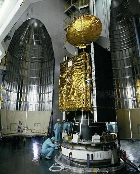 Le satellite allemand TVSat-1 en préparation avant son lancement par Ariane 2. Par rapport à Ariane 1, la nouvelle coiffe dispose d'une forme "biconique", quasiment arrondie, lui offrant bien plus de volume interne, aussi bien pour les gros satellites embarqués par Ariane 2 que pour les doubles lancements d'Ariane 3. Crédits: Arianespace