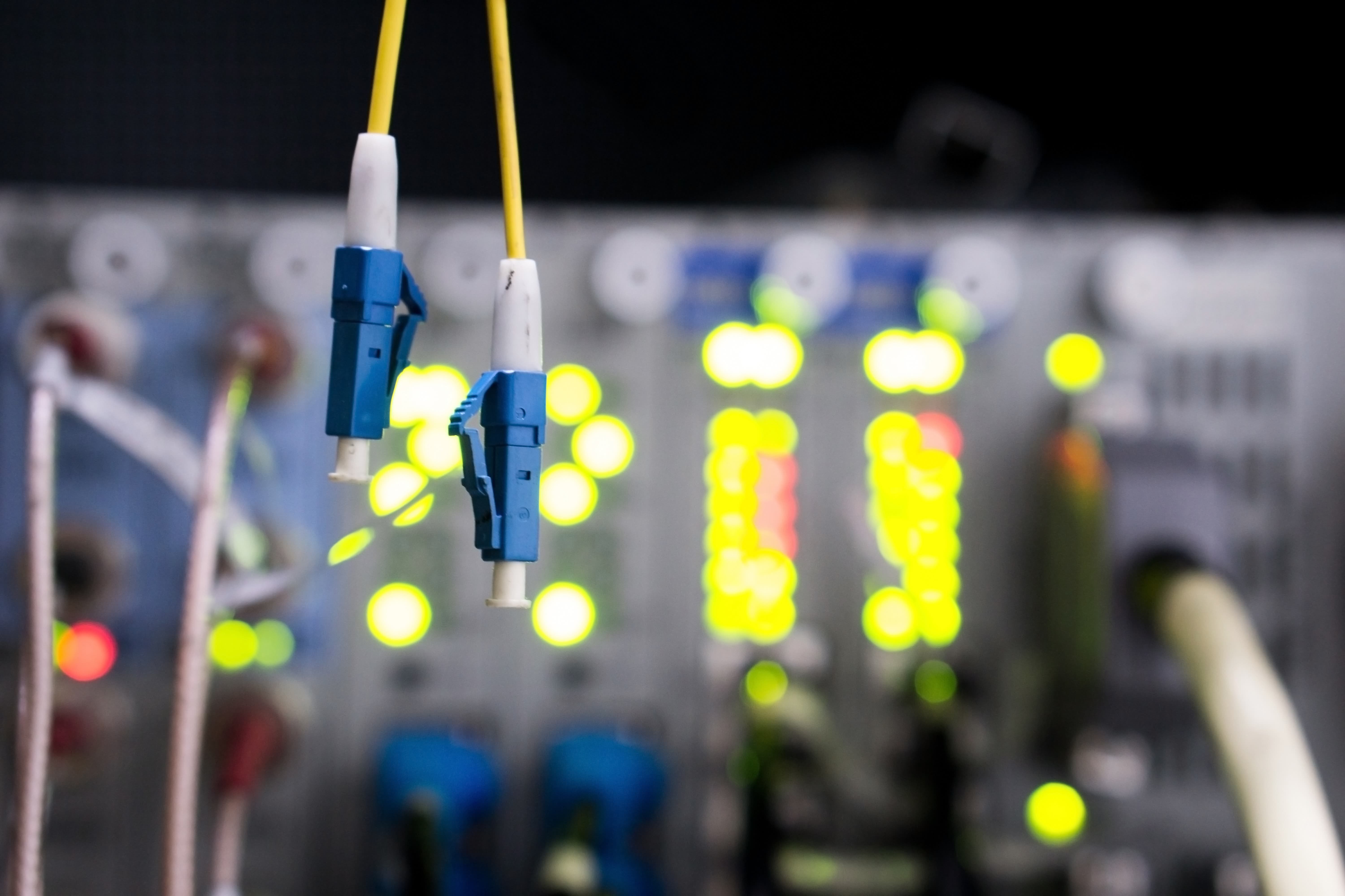 câbles optiques débranchés - © Shutterstock