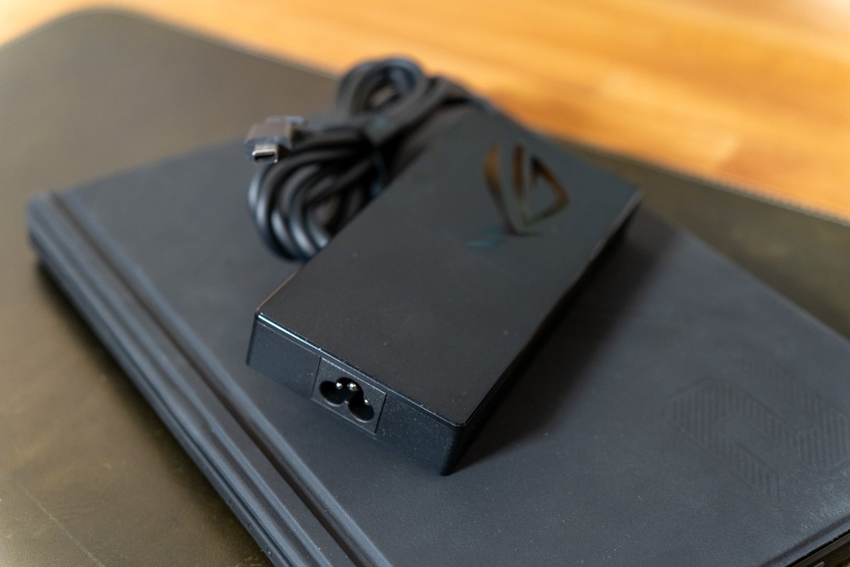 Ce (gros) chargeur ROG est peu adapté au format de la tablette. ©Nathan Le Gohlisse pour Clubic