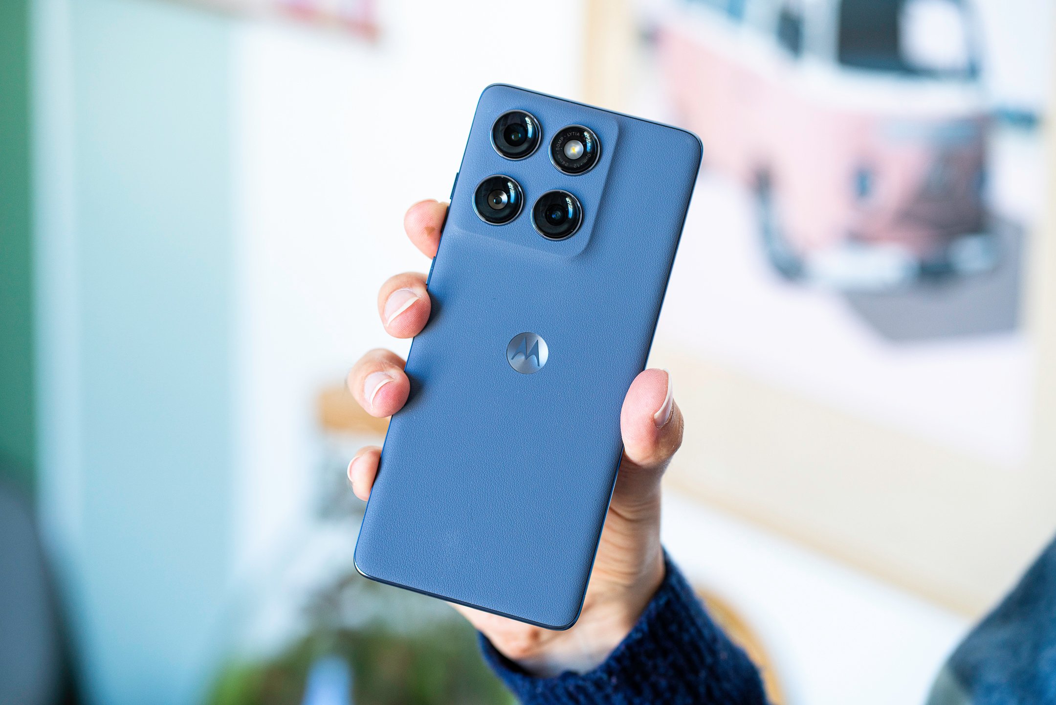 Un nouveau modèle va prochainement s'ajouter à la famille des smartphones milieu de gamme de Motorola : le Moto G86. © Pierre Crochart pour Clubic.com