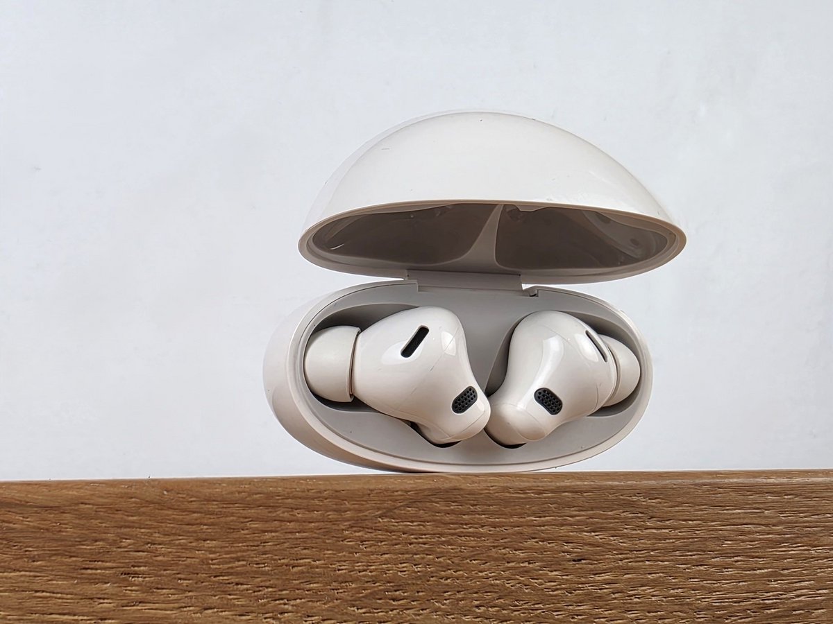  4 embouts contre 3 auparavant, et un format avec canule très courte, les Huawei Freebuds 7i sont extrêmement confortables © Guillaume Fourcadier pour Clubic