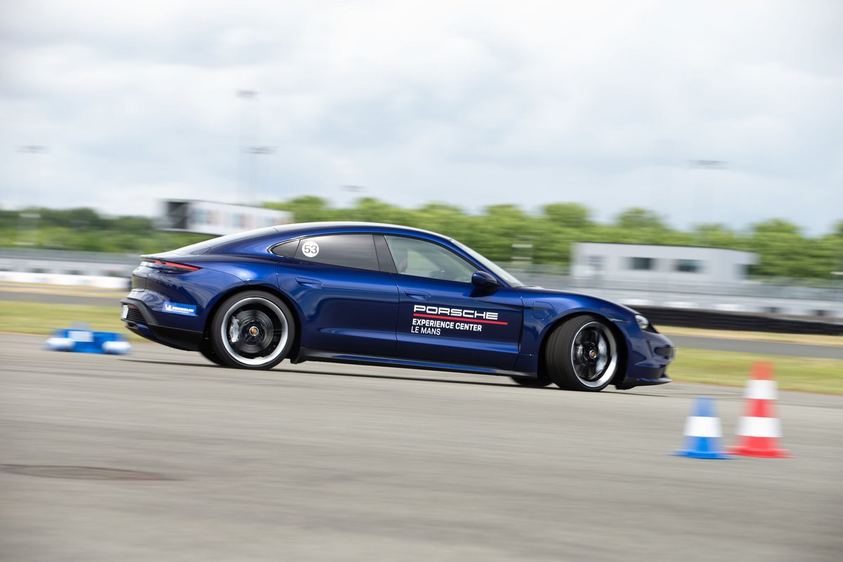 Crédit photo : Porsche // Près de 5 mètres et 2,3 tonnes à manoeuvrer