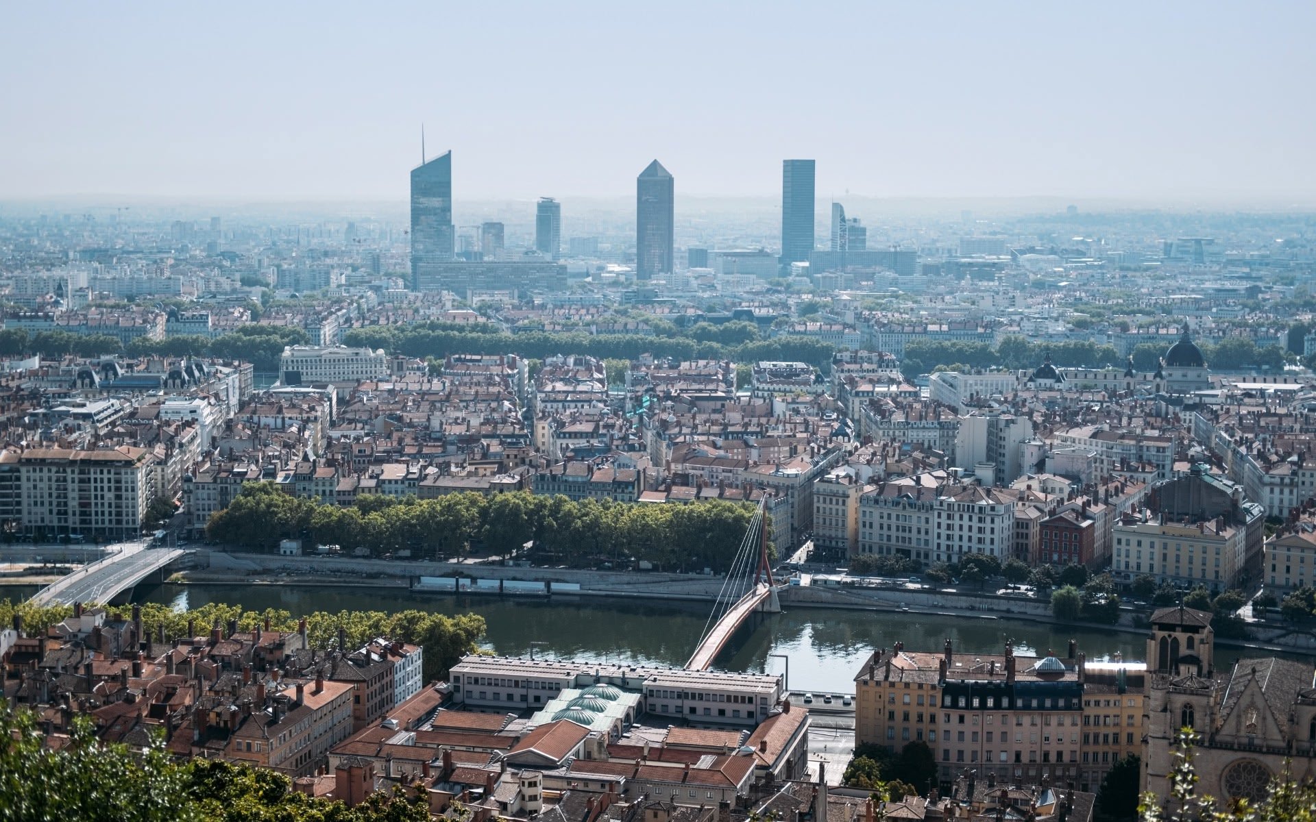 La région AURA est la dernière à mettre en place un CSIRT. C'est aussi la première à le confier à une Chambre des commerces et de l'industrie. - Vue panoramique de Lyon. © Shutterstock