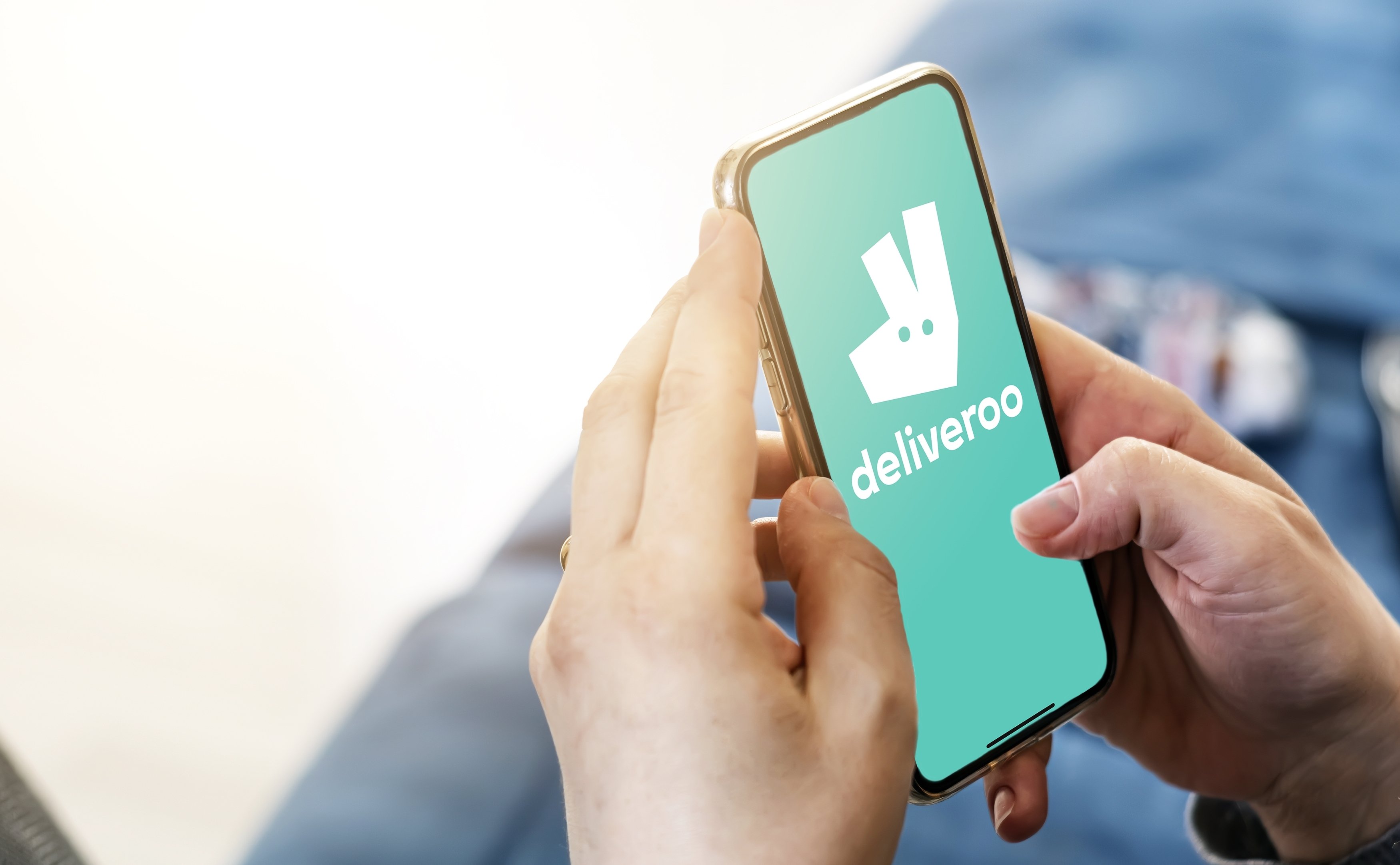 Les internautes sont nombreux à avoir critiqué le coup de com' sur X.com © rarrarorro / Shutterstock