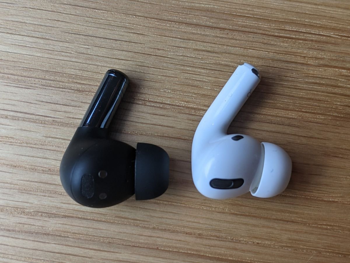 OnePlus Buds Pro à gauche, Airpods Pro à droite © Guillaume Fourcadier pour Clubic