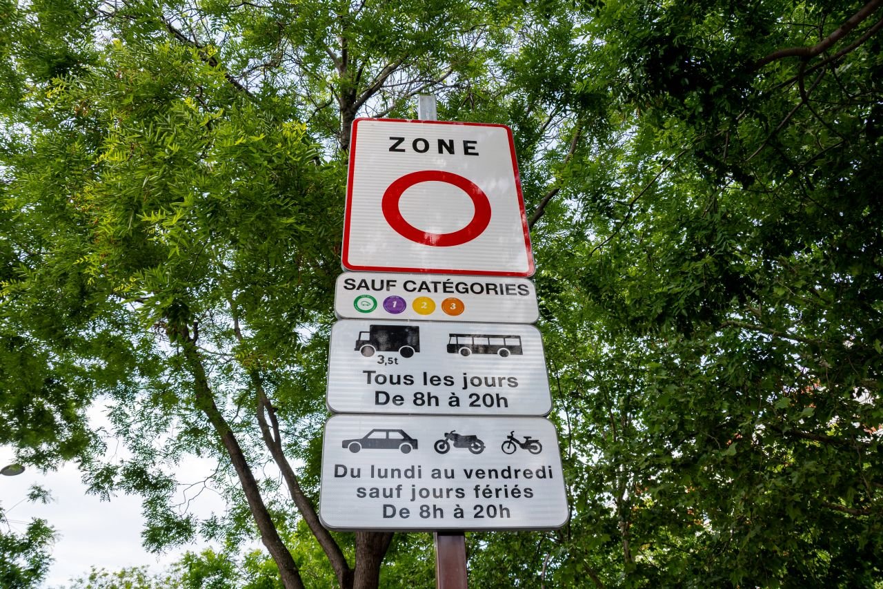 Ces panneaux pourraient-ils déjà disparaître du paysage urbain ? - ©HJBC / Shuttertstock