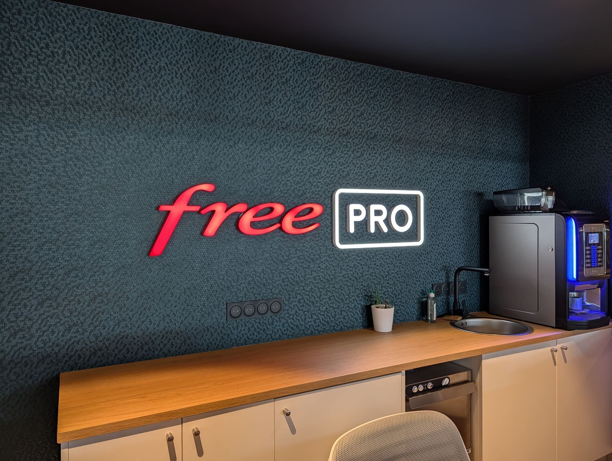 Free Pro annonce ses Forfaits Mobiles Entreprises 5G+ avec une gestion de flotte simplifiée. © Alexandre Boero / Clubic