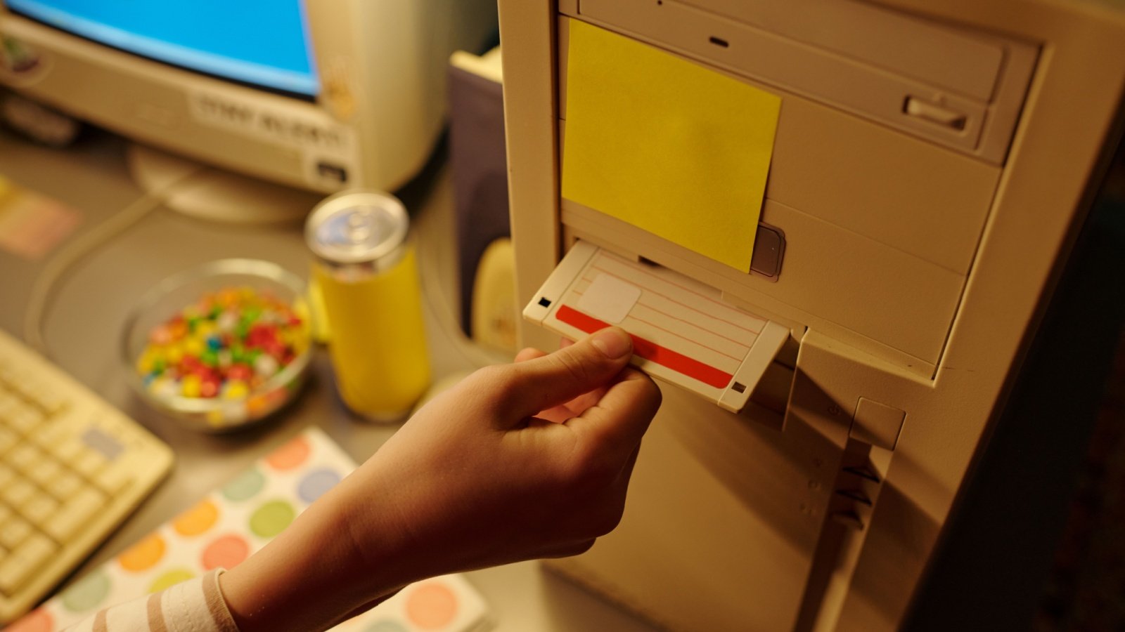 Oleg Kutkov a utilisé une disquette de 3,5 pouces dans sa Tesla - ©Pressmaster / Shutterstock