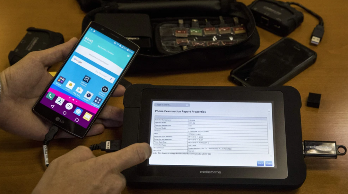 Un utilisateur de Cellebrite en action © Jack Guez/AFP via GETTY IMAGES 